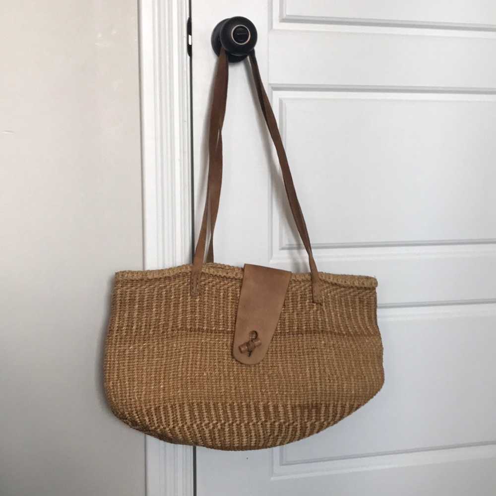 Vintage tan woven straw tote purse bag